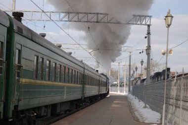 Yeşil retro tren buhar sopalarını serbest bırakır
