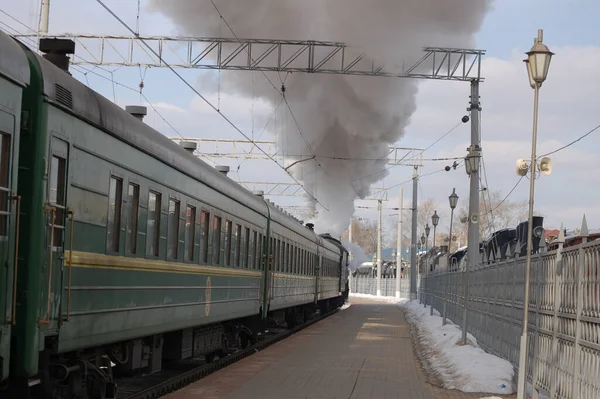 Zelená Retro Vlak Uvolňuje Parní Kluby Stock Fotografie