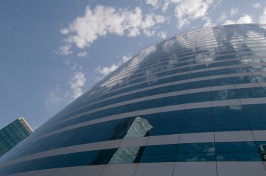 Aşağıdan yukarıya doğru gökdelenin görüntüsü