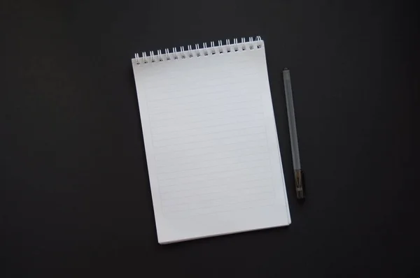 Ένα Λευκό Σημειωματάριο Μια Κενή Σελίδα Και Ένα Μαύρο Στυλό — Φωτογραφία Αρχείου