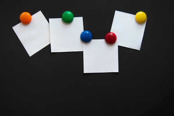 Witte Vierkante Briefstickers Zijn Met Gekleurde Magneten Aan Een Zwart — Stockfoto