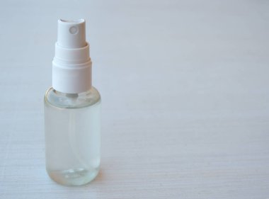 Beyaz arka planda antiseptik el spreyi.