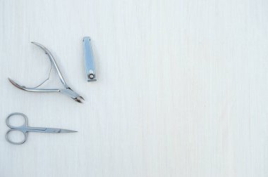 Manikür için metal aksesuarlar. Tırnak makasları, küçük tırnak makasları ve tırnak uçları beyaz arka planda..