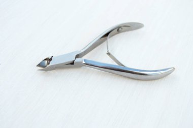 Beyaz arka planda tırnak makası. Manikür ve pedikür için metal aletler