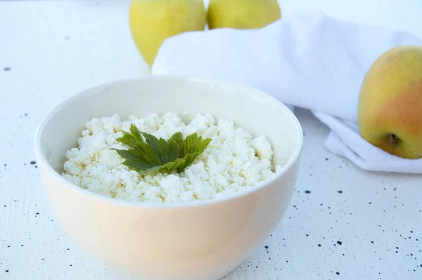 Ciotola Bianca Con Ricotta Fatta Casa Sfondo Bianco Mele Verdi — Foto Stock