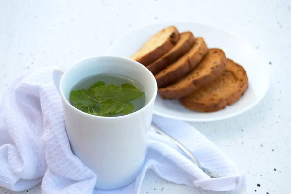 Ein Weißer Becher Mit Kräutertee Und Süßen Semmelbröseln Auf Einem — Stockfoto