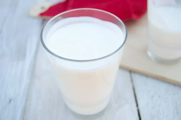 白い木の背景にケフィアやバターミルクのガラス プロバイオティクスと発酵乳製品 あなたの姿と食事を保存するための便利な飲み物 — ストック写真