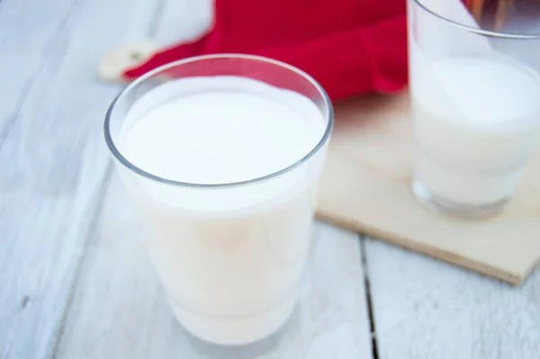 Beyaz ahşap arka planda bir bardak kefir ya da ayran. Probiyotiklerle mayalanmış süt ürünü. Vücudunuzu ve diyetinizi korumak için faydalı bir içecek..