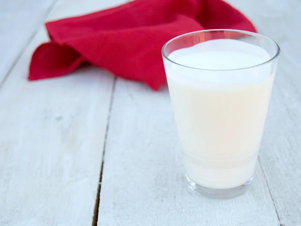 Beyaz Ahşap Arka Planda Bir Bardak Kefir Ayran Probiyotiklerle Mayalanmış — Stok fotoğraf