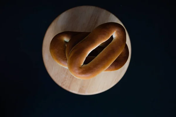 Ahşap tezgahta bir yığın oval simit.