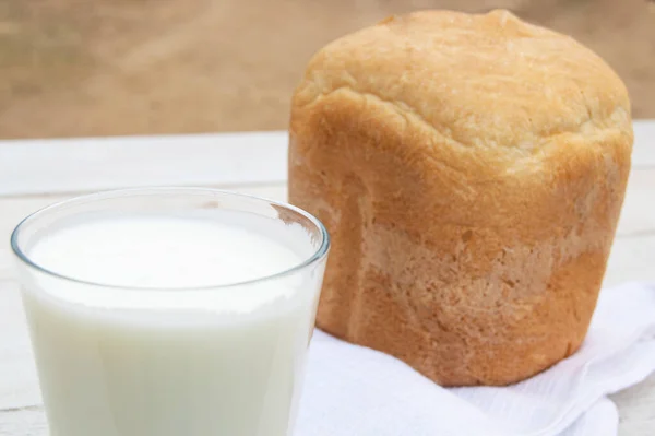 Frisches Hausgemachtes Brot Und Ein Glas Natürlichen Hausgemachten Bio Joghurt — Stockfoto