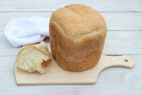 Frisches Hausgemachtes Brot Auf Weißem Holzgrund — Stockfoto