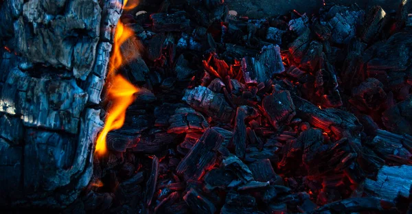 Hořící Uhlíky Tmě Doutnající Uhlí Jasně Rudé Jiskry Ohně Pozadí — Stock fotografie
