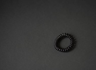 Siyah spiral lastikler. Siyah arka planda siyah elastik saç kravatı..