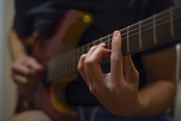 Elektro gitar çalan adamın ellerini kapat. Eğlence ya da hobi tutku konsepti için müzik aleti.