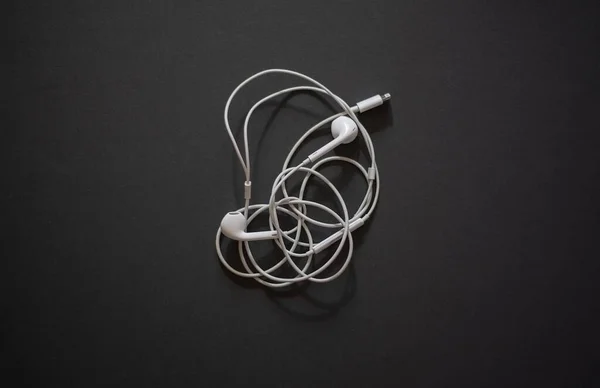 Weiße Kabelgebundene Kopfhörer Mit Typ Anschluss Und Schwarzem Hintergrund — Stockfoto