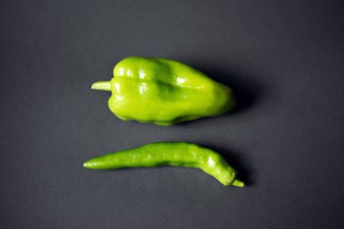 Siyah arka planda yeşil acı biber ve yeşil dolma biber..