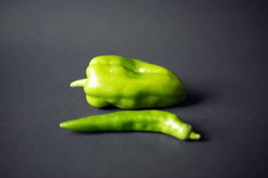 Siyah arka planda yeşil acı biber ve yeşil dolma biber..