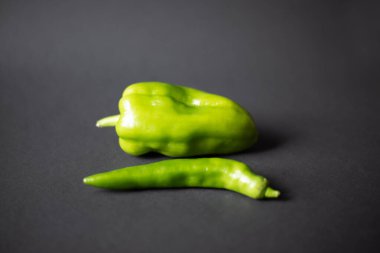 Siyah arka planda yeşil acı biber ve yeşil dolma biber..