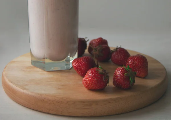 Frische Erdbeeren Für Smoothies Auf Einem Holzständer — Stockfoto
