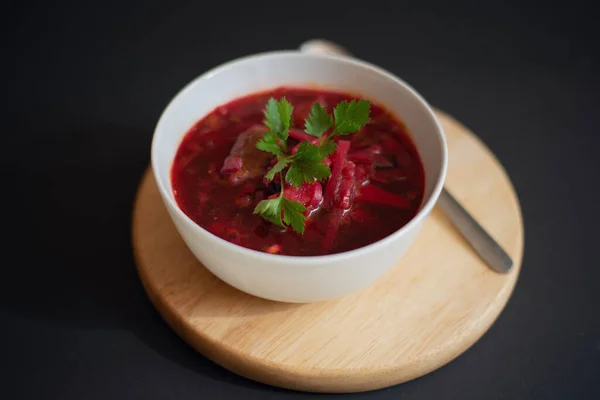 传统的乌克兰俄国汤 罗宋汤 木板上的白碗中的甜菜汤 — 图库照片