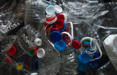 Bir sürü plastik şişe, renkli plastik kapaklar ve yüzükler. Çöp ayıklama. Plastik geri dönüşüm. Estetik ameliyat yok. Çevreye karşı sorumlu tutum. Desen.