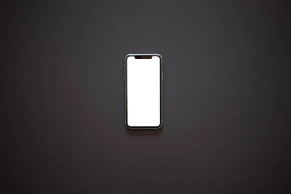 Arka planda beyaz ekranlı modern akıllı telefon (siyah). Modern ve minimalist kavram.