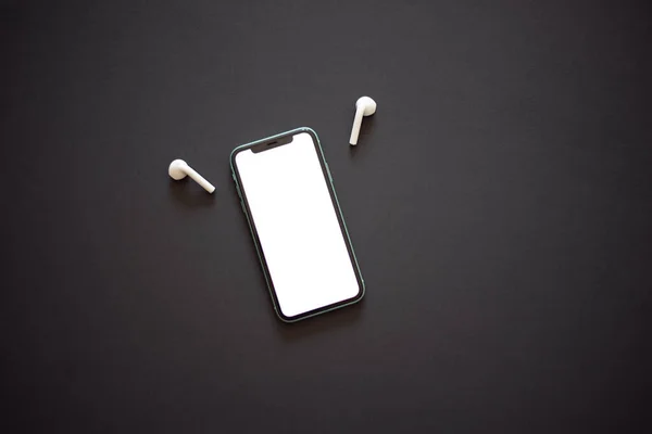 Modern Smartphone Turned White Screen Two White Wireless Headphones Dark — Stock Photo, Image