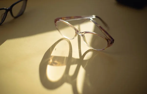 Stijlvolle Brillen Een Pastelachtergrond Optische Winkel Bril Selectie Oogtest Visie — Stockfoto