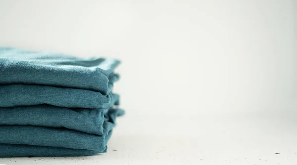 Bunt Shirts Samma Färg Lätt Bakgrund Det Minimalistiska Konceptet Plats — Stockfoto