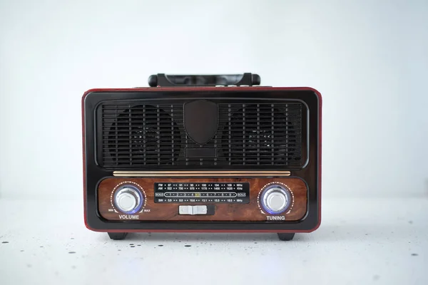 Işık arka planında Retro-style FM radyo. Klasik teyp kaydedici.