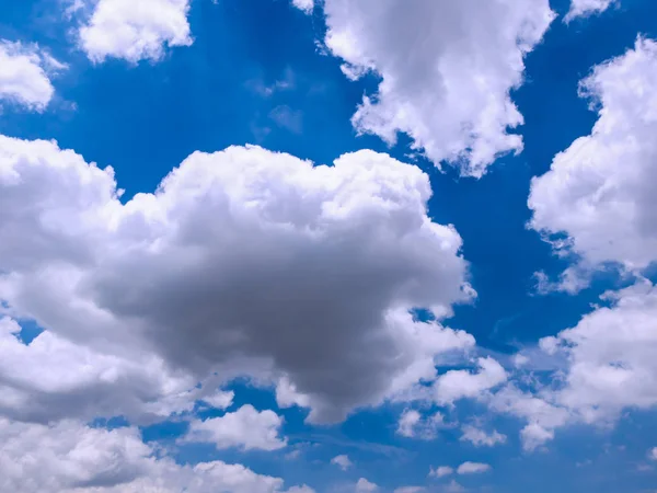 Açık mavi gökyüzü arka plan üzerinde büyük beyaz bulut