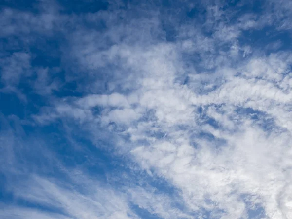 Beyaz bulut ve mavi gökyüzü arkaplanı