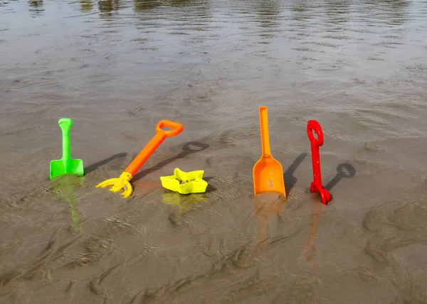 kum plaj ve su üzerinde kum kepçe oyuncak