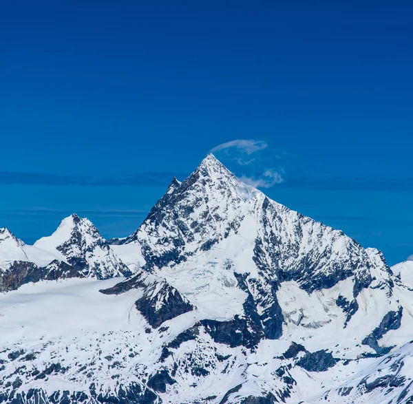 Matterhorn, Zermatt, İsviçre detayını açık gökyüzü ve üstte kabarık bulut