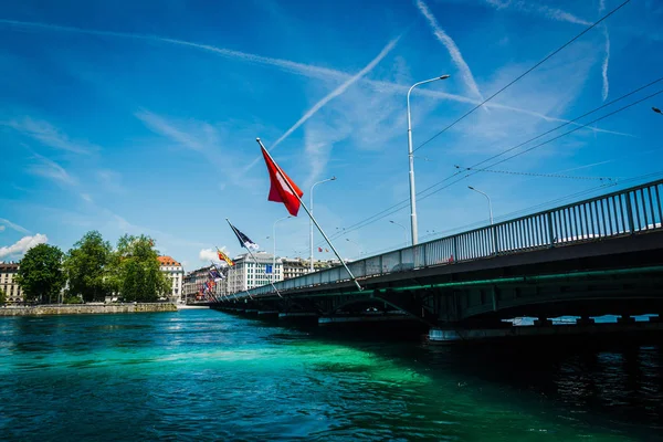 明らかに夏の空とレマン湖ジュネーブ橋 ロイヤリティフリーのストック画像