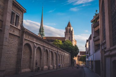 Dijon Katolik Kilisesi, Fransa'da küçük bir şehir
