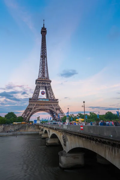 Eiffel-torony naplementével és gyönyörű ég — Stock Fotó