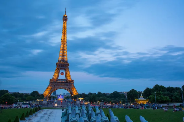 Eiffel-torony naplementével és gyönyörű ég — Stock Fotó