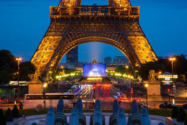 Eiffel toren met zonsondergang en prachtige hemel — Stockfoto