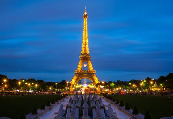 Eiffelova věž se západem slunce a nádhernou oblohou — Stock fotografie