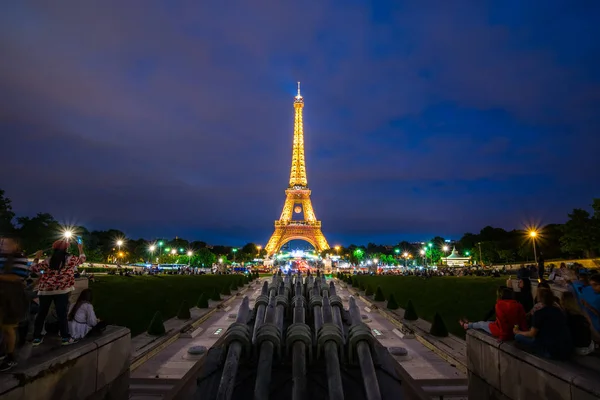 Touriste attendant l "éclairage de la Tour Eiffel avec coucher de soleil et beauti — Photo