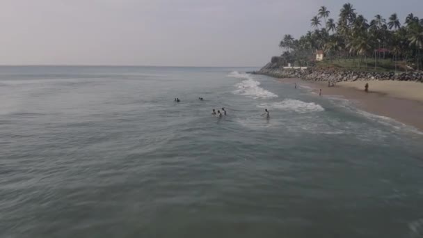 Zone océan mer vague gens palmiers plage hôtel Inde varkala 8 — Video