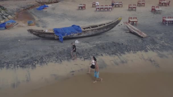 エリア海の波人ヤシのビーチホテルインド・ヴァルカラ — ストック動画