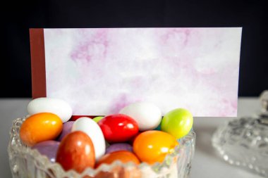 Beyaz izole bir arka planda bayram çikolatası ve kutlama kartı.