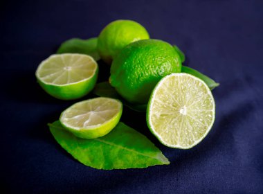 Siyah izole edilmiş arka planda kireç