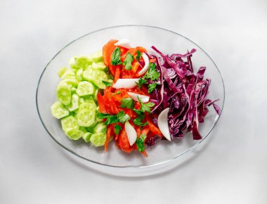 Beyaz izole edilmiş arka planda ev yapımı salata.