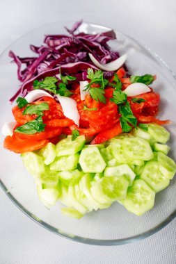 Beyaz izole edilmiş arka planda ev yapımı salata.