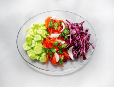 Beyaz izole edilmiş arka planda ev yapımı salata.