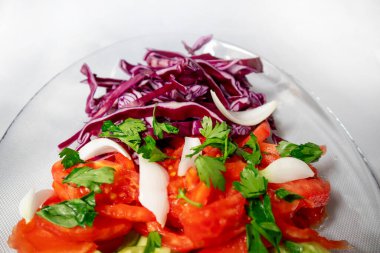 Beyaz izole edilmiş arka planda ev yapımı salata.